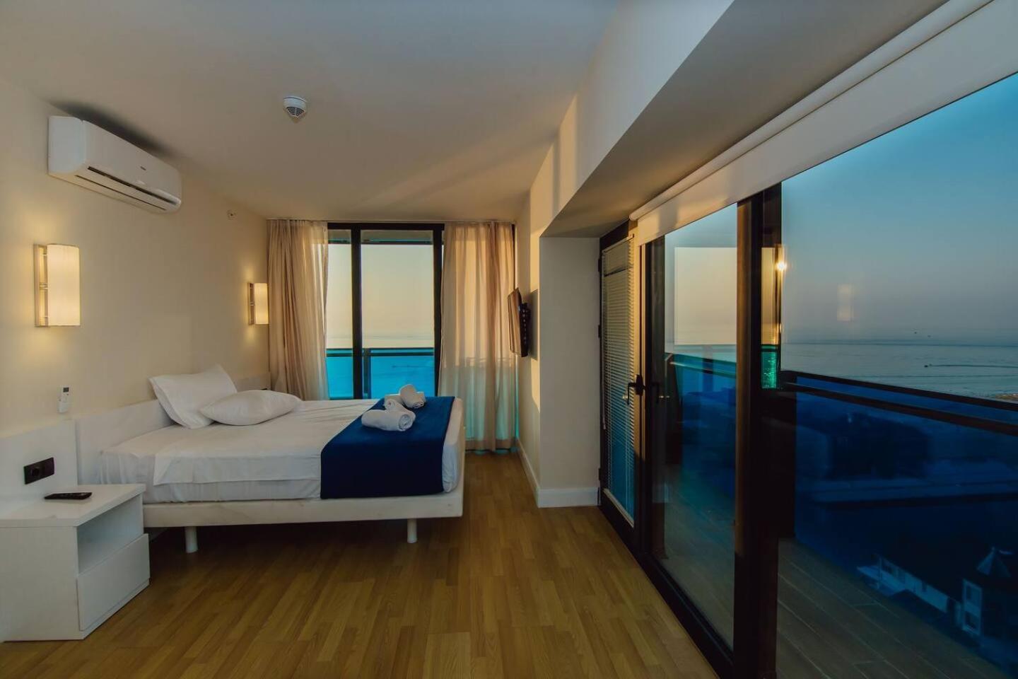 Luxury Orbi City Sea View Aparthotel Batoemi Buitenkant foto