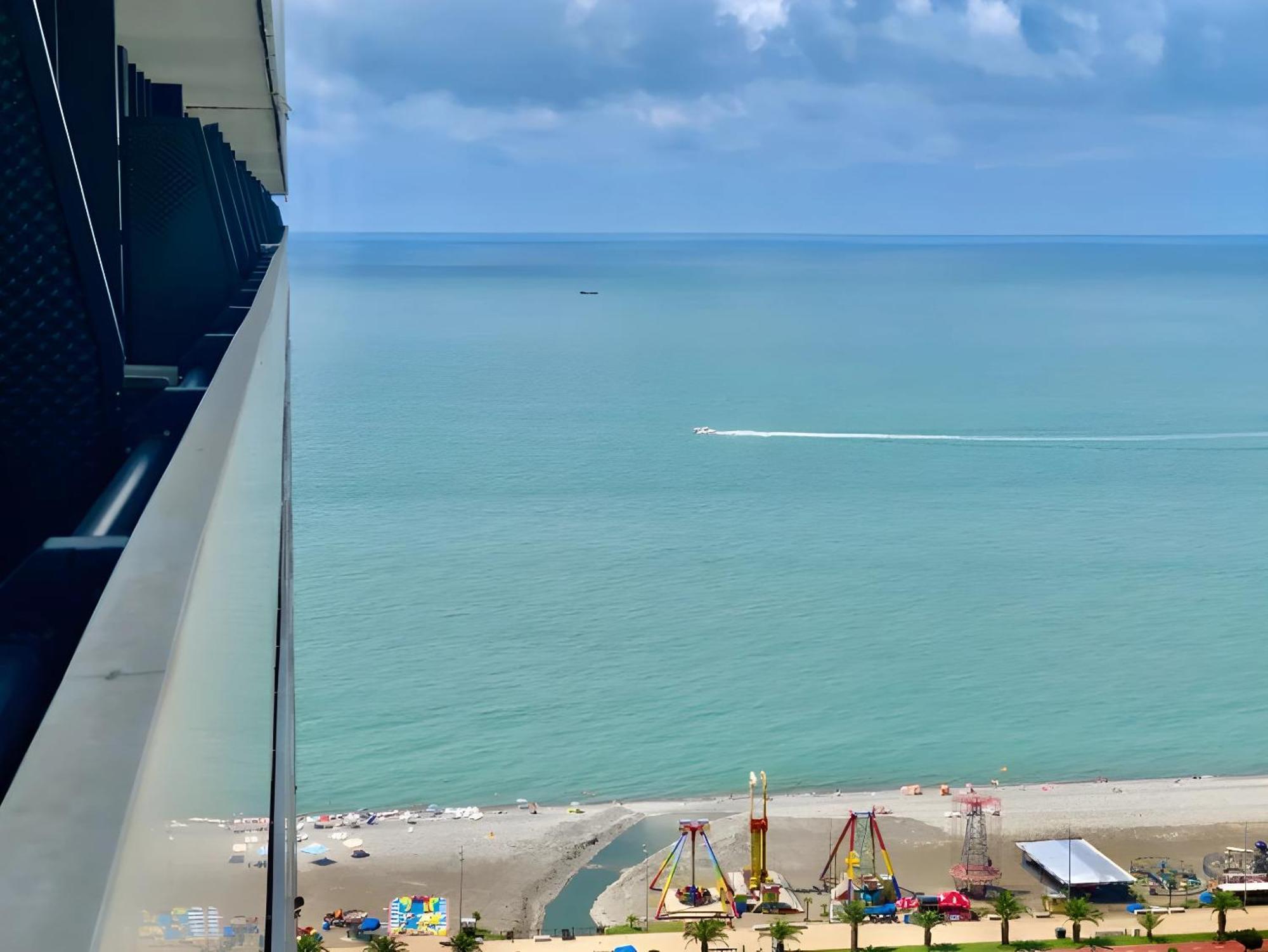 Luxury Orbi City Sea View Aparthotel Batoemi Buitenkant foto