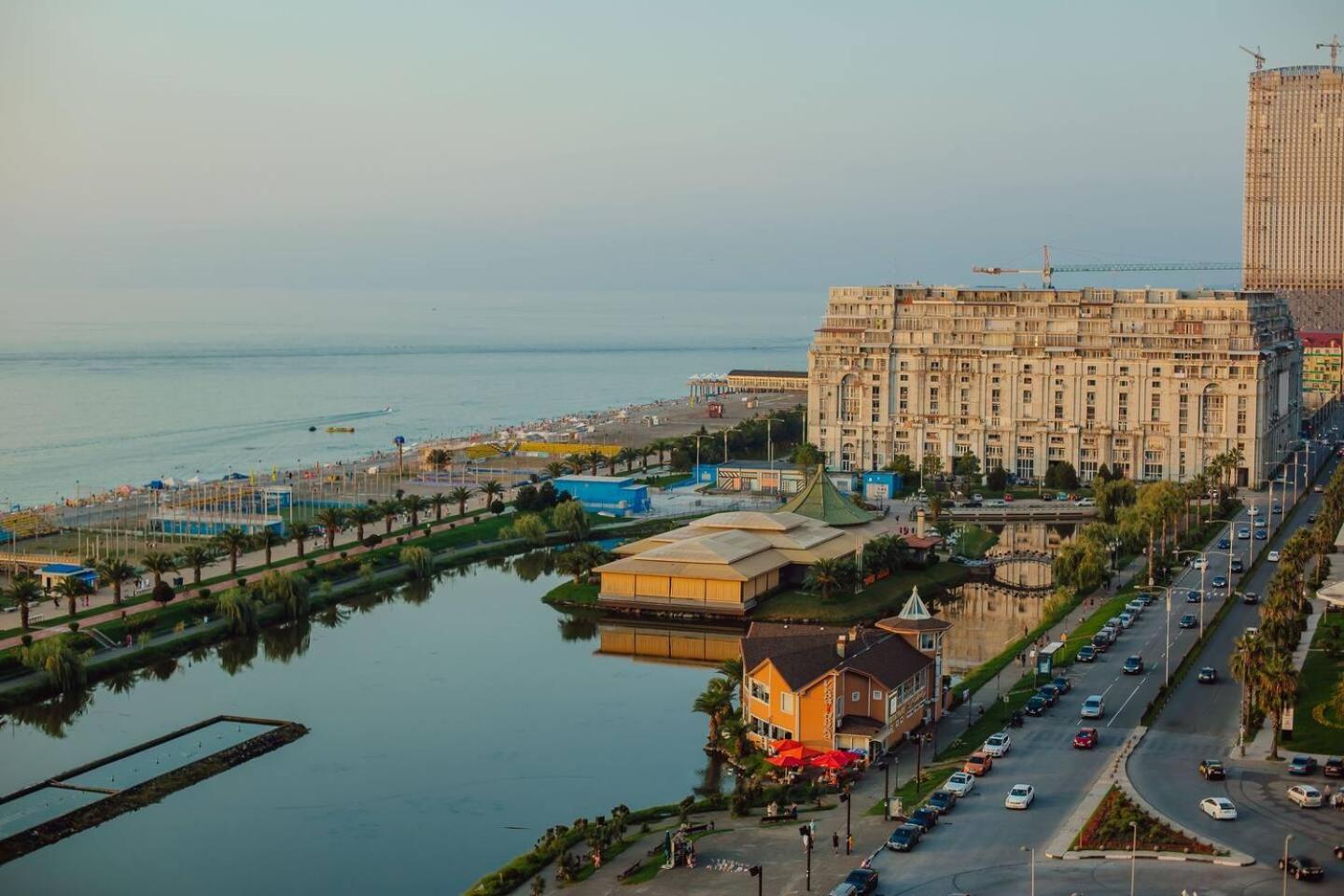 Luxury Orbi City Sea View Aparthotel Batoemi Buitenkant foto