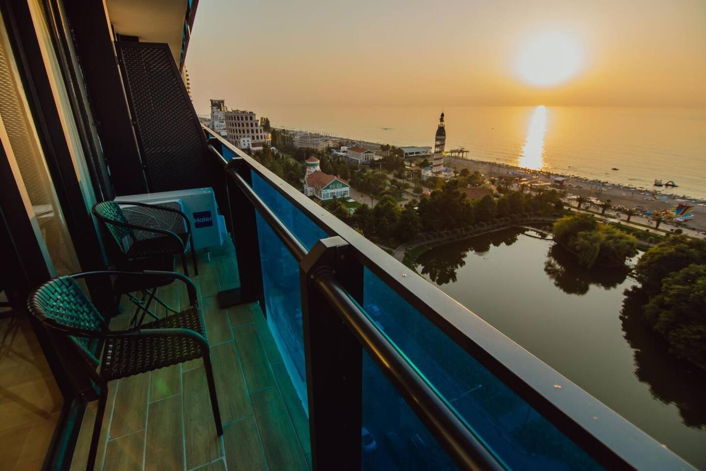Luxury Orbi City Sea View Aparthotel Batoemi Buitenkant foto